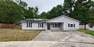 Stylish 4BR Home with Solar Panels, Florida Room & Outdoor Entertaining Space!! Gallery 1