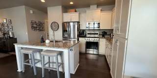 Beautiful 3 Bed/2.5 Bath Home in SE Bend - Ruby Peak Lane Gallery 6