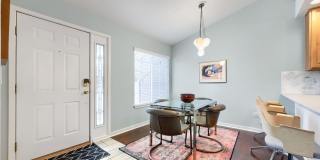 2 BDR Gorgeous Updated Townhome with Huge Garden Gallery 8