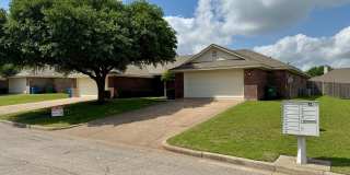 3BR / 2BA Duplex in Hewitt, Texas | Midway ISD Gallery 1
