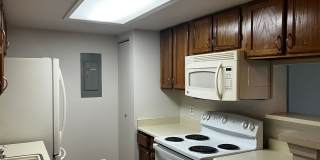 Well Maintained 2 bed 2 bath condo in Woodside Village! Gallery 1