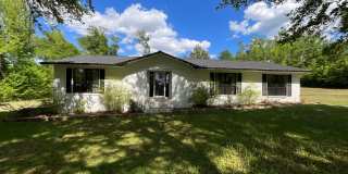 Gorgeous 4/2 Brick Home in Marianna on a Well with Bonus Building Gallery 1
