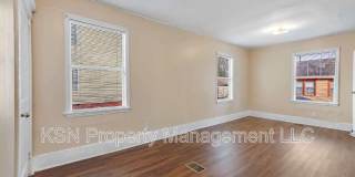 1921 Reynolds Street Gallery 13