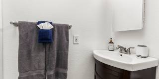 Charming comfy Studio in La Jolla Village! Gallery 24