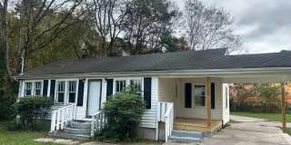 Charming 2 Bed, 1 Bath, Attached Carport and Spacious Yard! Gallery 1