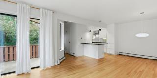 Beautiful 5-bed, 3.5 bath townhome steps from hiking trails and West Pearl St Gallery 10