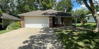 Super Nice 3bed, 2bath house with 2 car garage in Central Location Gallery 3