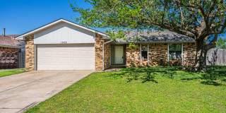 Corner-Lot 3Bedroom Charmer in Yukon with Fireplace  Enclosed Patio! Gallery 1