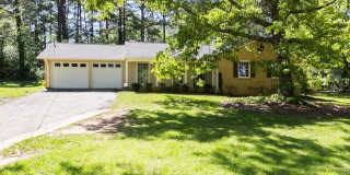 AVAILABLE NOW! - 3 Bedroom 2 Bathroom Open Floorplan Gallery 1