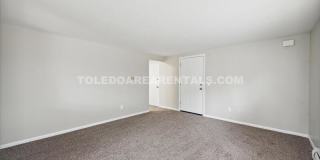 3424 Douglas Road Gallery 4