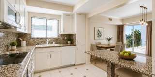 Spacious & Bright 3BR Condo with Bonus Room, Secured Parking & Hollywood History! Gallery 3