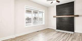 4 Bedroom Home Close to Downtown Gallery 4
