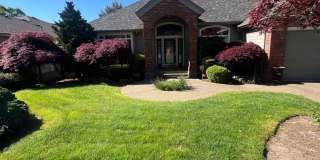 Luxurious Living on the Greens: Stunning 3-Bedroom Rental Home Overlooking Creekside Golf Course Gallery 1