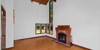 Private 4 Bedroom Retreat on 5-Acres Cottage Lake Gallery 11