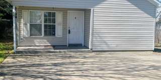 Cute Bungalow Convenient to Shopping  Restaurants! Gallery 1