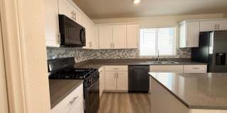 Modern Townhome Near Lone Mountain | Gated & Pool Gallery 8