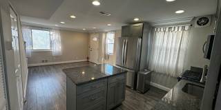 Discover Comfort and Convenience in this Charming 2BR, 1BA Duplex Gallery 6