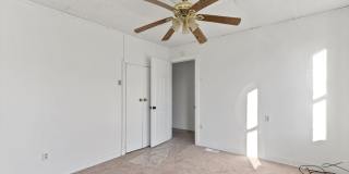 Bright 3 Bedroom, 1.5 Bath Home with Private Yard! Gallery 6