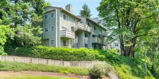 Beautiful, bright 2-bdrm/2.5-bath Lake Oswego condo. W/D, covered parking, pool, serene setting Gallery 1