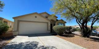 Charming Corner Lot - 4 Bedroom/ 2 Bathroom Gallery 1