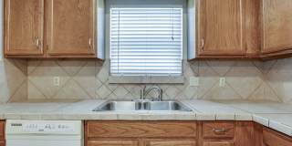 2 Bed Jack & Jill Bathroom  2 Car Garage With Office In The Heart of Yukon! Gallery 17