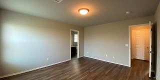 Charming 4 bed 2 bath in Hunters Spring *  Mustang schools Gallery 19