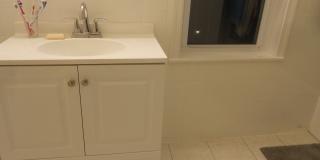 Huge 4 bedroom unit with A/C,  in-unit laundry and parking in Oak Square! Gallery 32