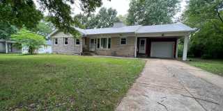 Spacious 3BD/2BA close to Mark Twain Elementary. Pets will be considered with a Pet Fee. 1 Car Garage Gallery 2