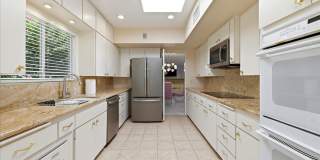 Retro/70's Spacious Condo! Retro/70's Spacious Condo! Gallery 1