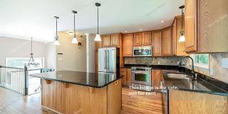 Room in 6 Bedroom Home at Oak Park Rd Gallery 5