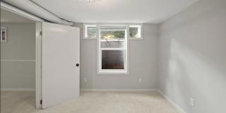 Charming Cottage in First Addition in Lake Oswego! Gallery 33