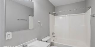 Charming 2BR Cottage Near Downtown Clarksville Gallery 13