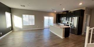 3 Bedroom 2.5 Bathroom Townhome - Pet Friendly. Gallery 3