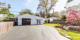 3 BR / 2 BA Sunny renovated Cape Cod within walking distance to Bryan Park Gallery 3