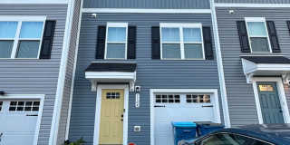 FULLY FURNISHED like-new Townhouse w/ Garage Gallery 1