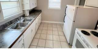 Spacious 2Bdr, duplex Apt with Garage Half block west of KSU Gallery 1