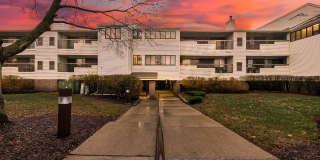 AVAILABLE NOW! Inviting 2-Bedroom, 2-Bath Condo in a Convenient Farmington Hills Community Gallery 1