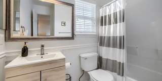 2 BDR Gorgeous Updated Townhome with Huge Garden Gallery 23