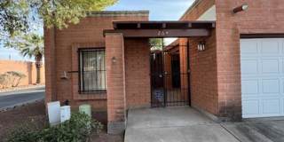 Central- 2 bedroom/ 2 bathroom townhome Gallery 1