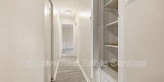 1006 Barclay Square Gallery 14