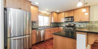 Bright and Spacious Residence with Vaulted Ceilings and Garage Gallery 3