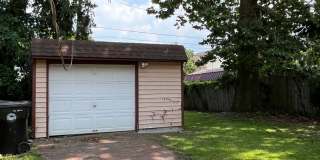 Madison/W.95th neighborhood : 3 bedroom/1 bath single family house available NOW. Gallery 6