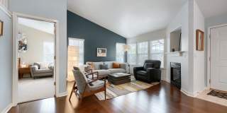 2 BDR Gorgeous Updated Townhome with Huge Garden Gallery 9