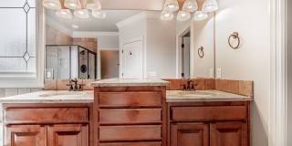 Gorgeous Rogers Home! Gallery 28