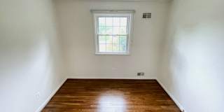 Beautiful 5 bedroom/2.5 bath with large yard Gallery 23