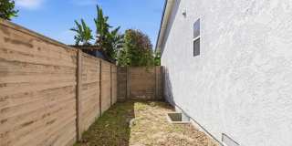 Beautiful modern 3 Bed + 3 Bath House + Pool + Garage Gallery 32