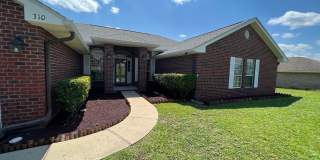 Spacious 4 Bedroom in South Crestview Gallery 3