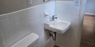 Charming 1Bed/1Bath Apartment with Washer/Dryer Hookups! Gallery 7