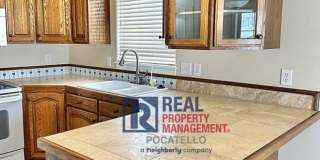 Beautiful 4 bedroom 3 bath house - attached garage Gallery 5