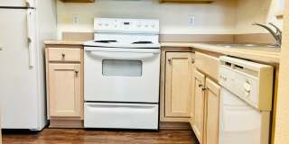 2 Bedroom Apartment, Great Location! Gallery 7